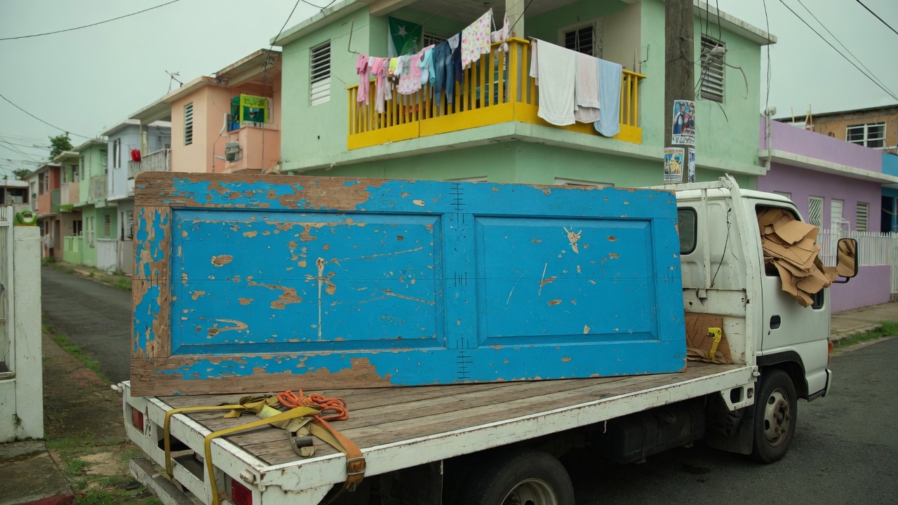Blue door on a flatbed in Mayagüez